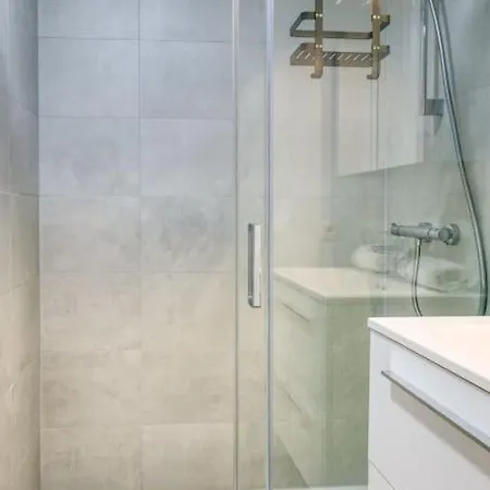 4-person By With Parking شقة *