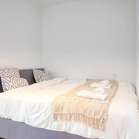 4-person By With Parking أوستيند